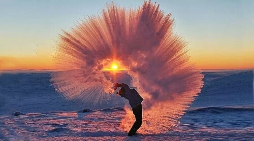 日出下的泼水成冰