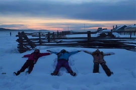 一起躺进厚厚的雪里