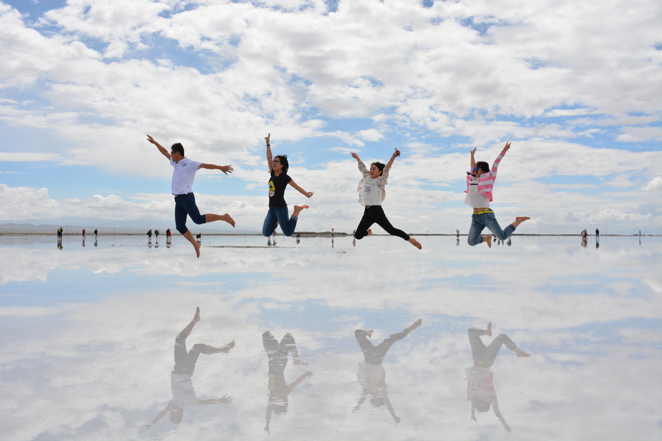 茶卡盐湖下的倒影