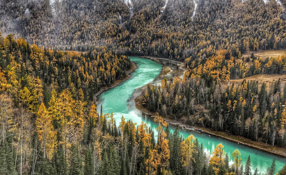 站在半山腰上看月亮湾真得觉得好震撼，眼前一下子就开阔起来了