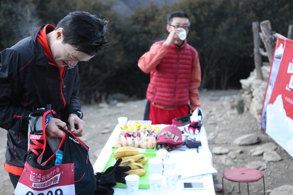 打尖包队员补给