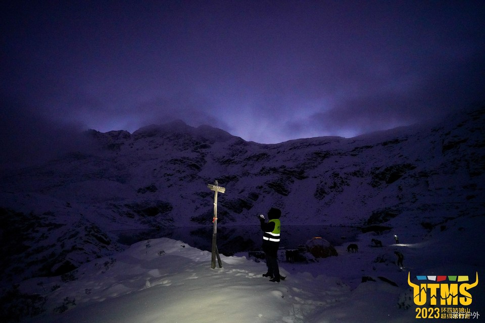 FFFD5DA1-0257-46B3-9A94-6E4634B8052C