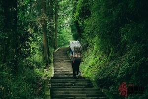 2024峨眉山越野挑战赛《我为你背水》
