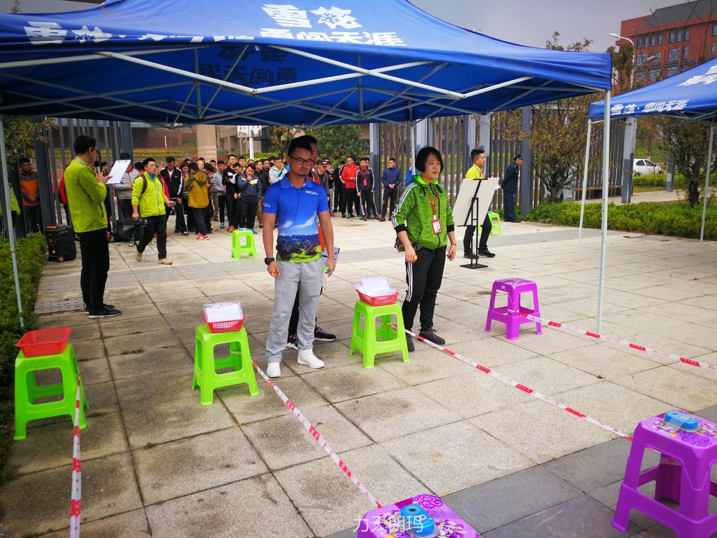 贵州大学定向队教练员)细致的介绍了定向器材怎么