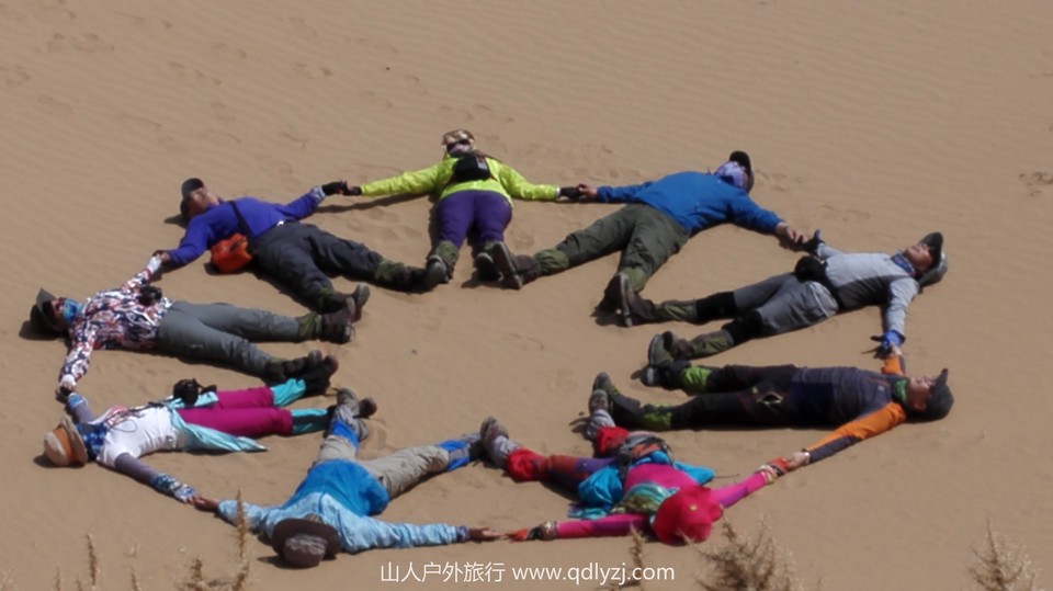 我们一起在内蒙库不齐沙漠