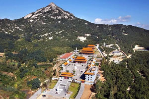 【海鲜大锅●草莓采摘】3/3日小汤无公害草莓采摘+海鲜大锅+乳山养心之福地『圣水宫』一日游（纯玩）