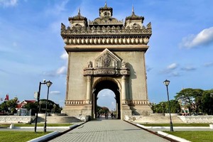 【出境游•老挝•7日】10/17~23日凯旋门•光西瀑布•湄公河游船•蓝色泻湖•大皇宫•总理府•香通寺•西蒙寺