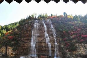 【VIP头等舱大巴】10/30日“北方九寨沟”醉美青州泰和『黄花溪』『天缘谷』赏红叶看瀑布一日游