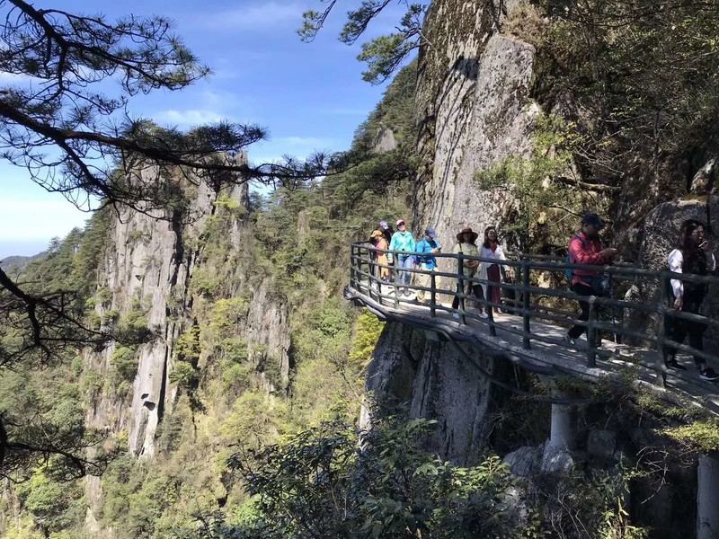 江西安福的羊狮幕景区高山悬空栈道美景