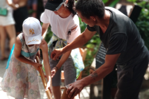 中秋假期深圳大鹏亲子打年糕、真人打地鼠、磨豆浆，杨梅坑骑单车亲子活动