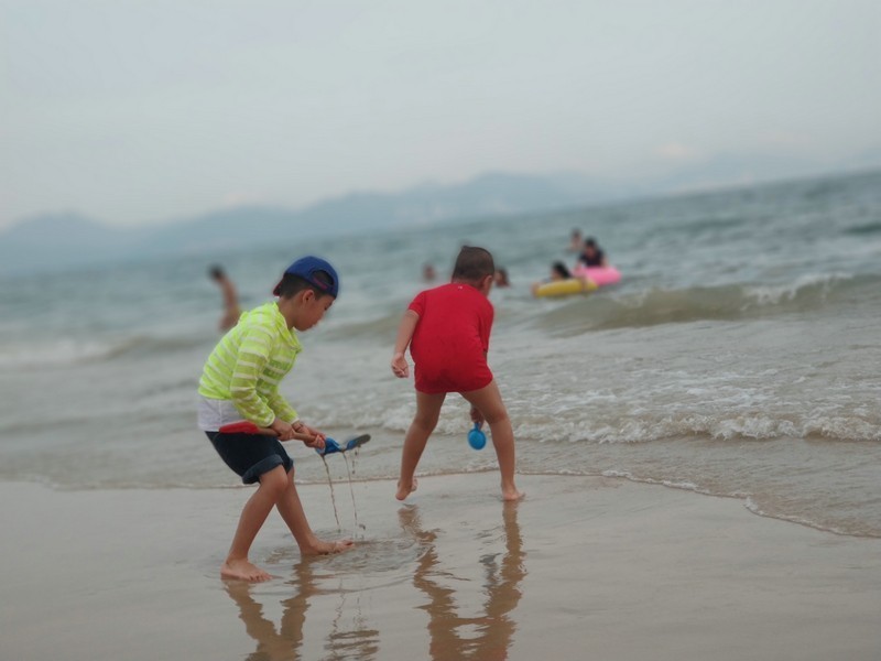 锻炼孩子自然探索和求知能力; 3,沙滩亲子游戏,增加父母与孩子的感