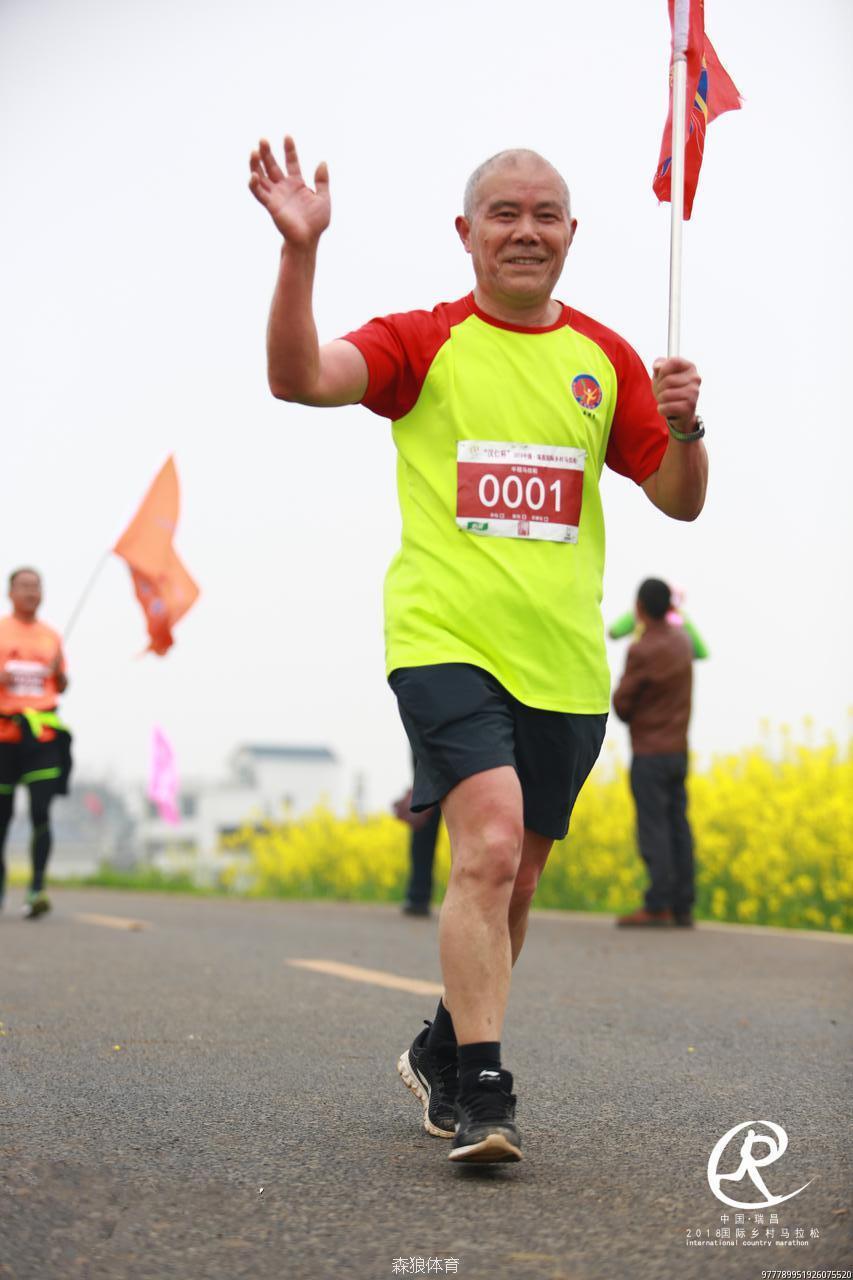 70多岁老爷子步伐矫健，成功完赛