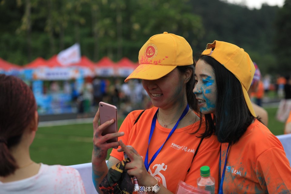 彩粉依然遮不住小姐姐的美丽