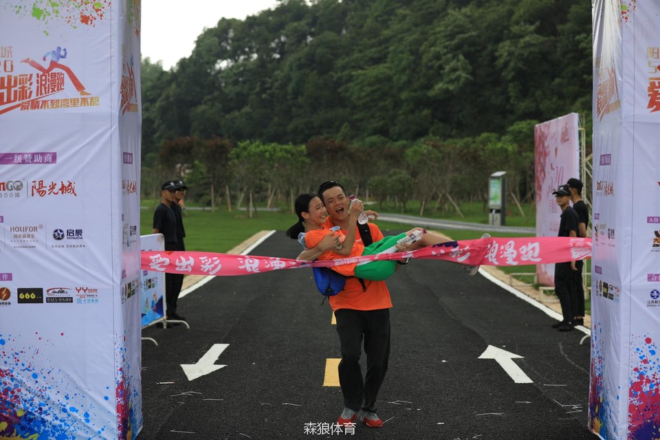 又一对幸福的小情侣