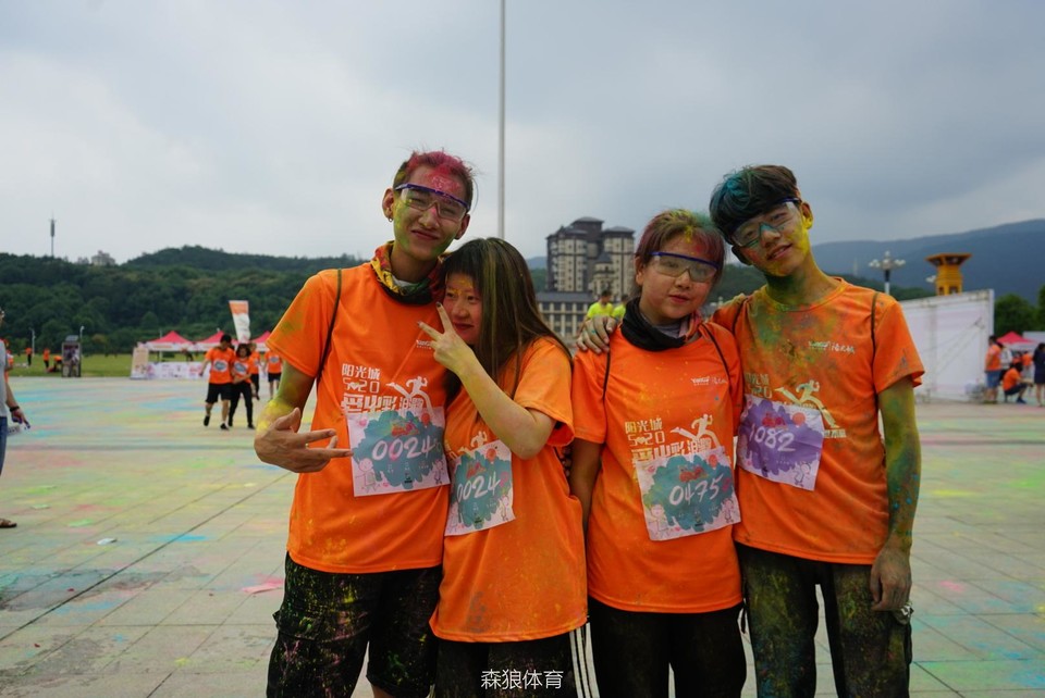 玩(｡･∀･)ﾉﾞ嗨的小情侣们