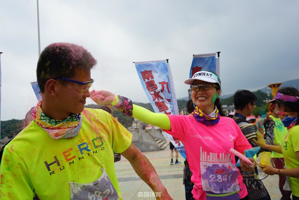 被喷了一身彩粉的小哥哥