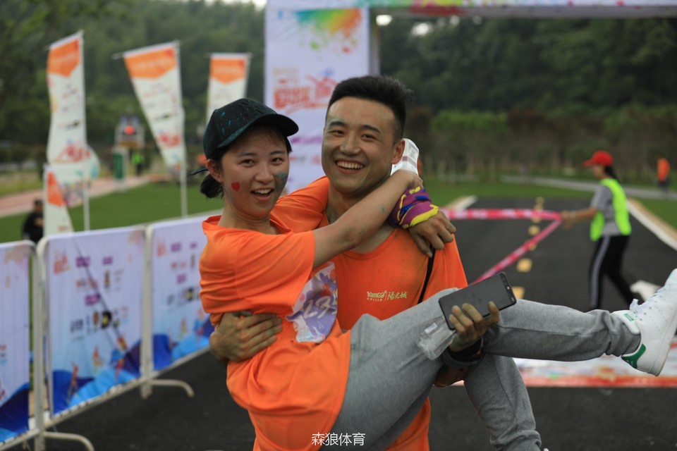 帅气的小哥哥和美丽的小姐姐