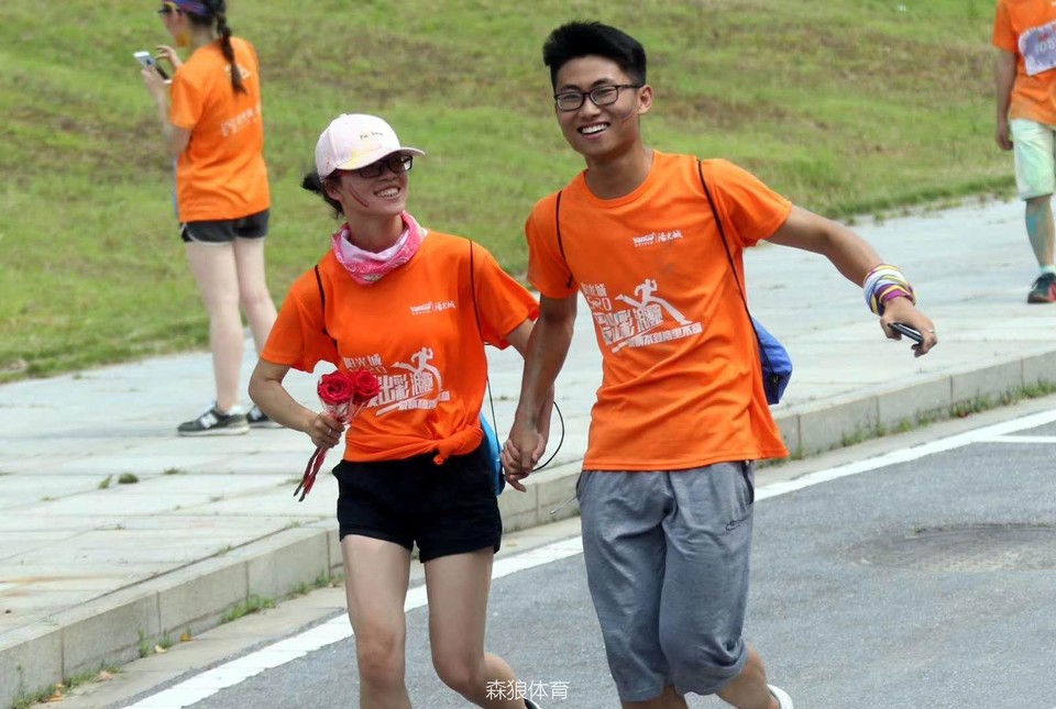 手持玫瑰的小情侣