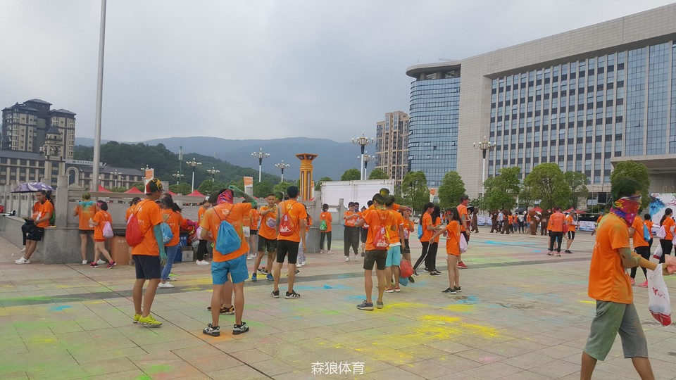 广场上的彩粉大战