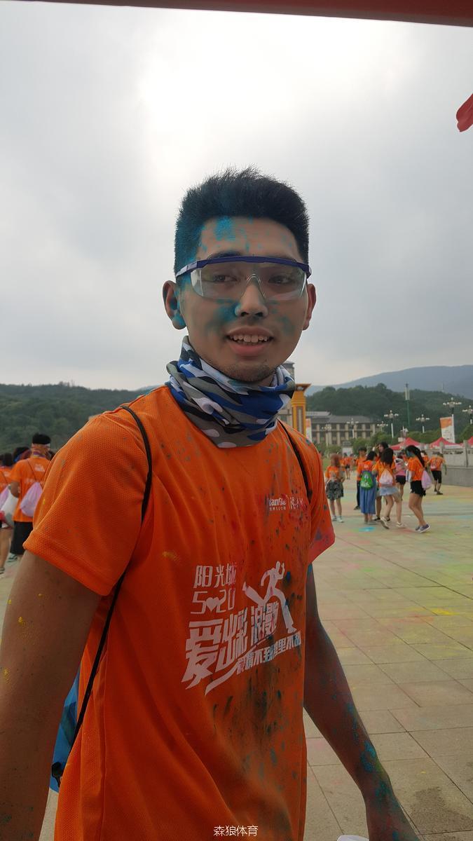 被围攻的小伙子