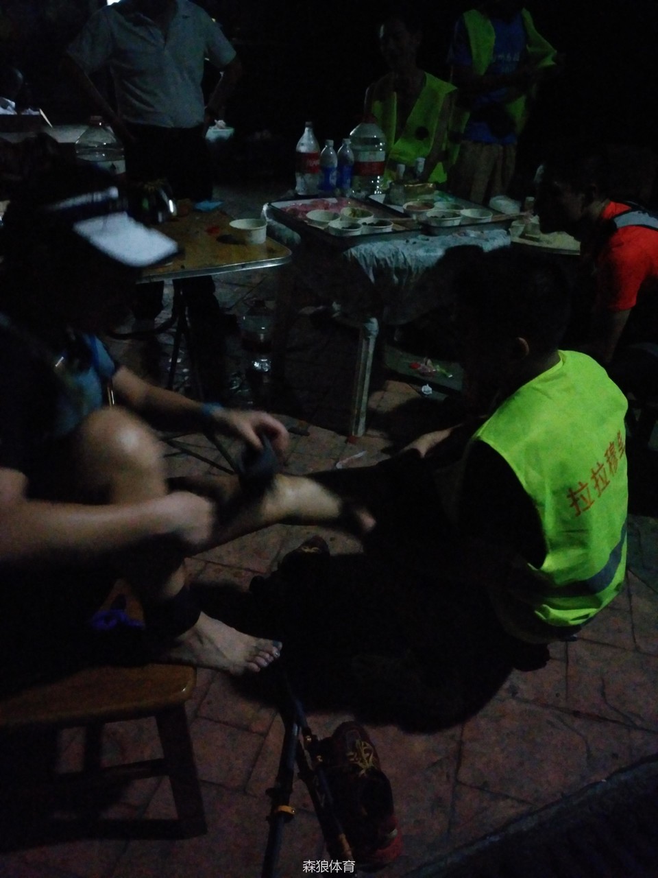 最美志愿者为跑者服务