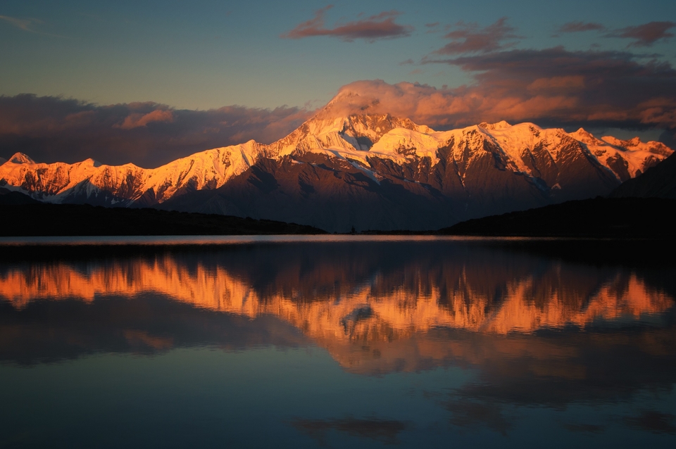 里索海拍摄的美丽的贡嘎日照金山倒影