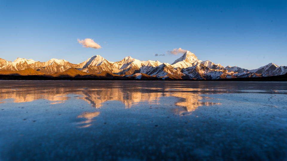 冷噶错拍摄的贡嘎日照金山