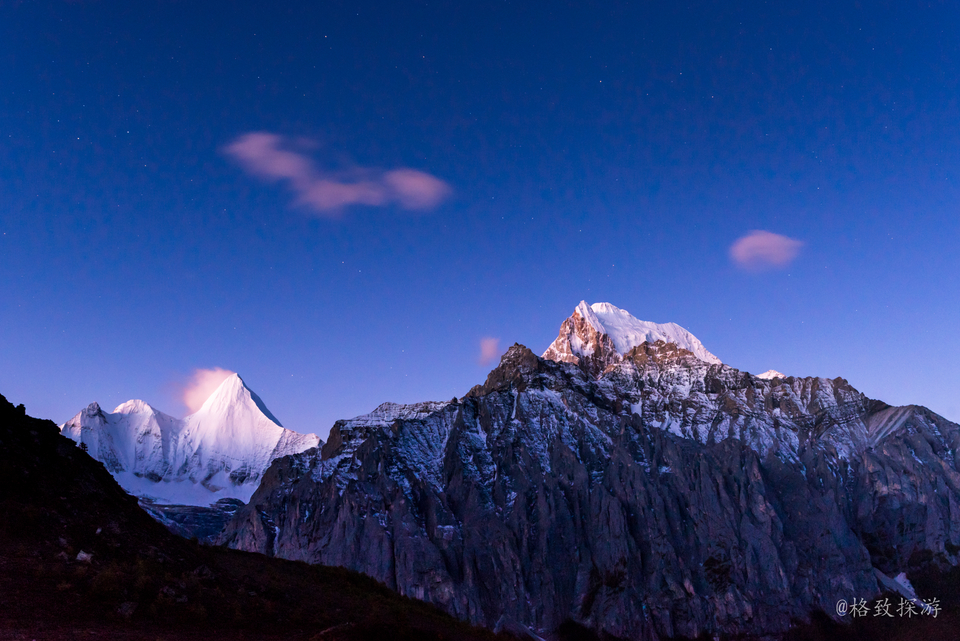 晨曦中的央曼勇和仙乃日神山