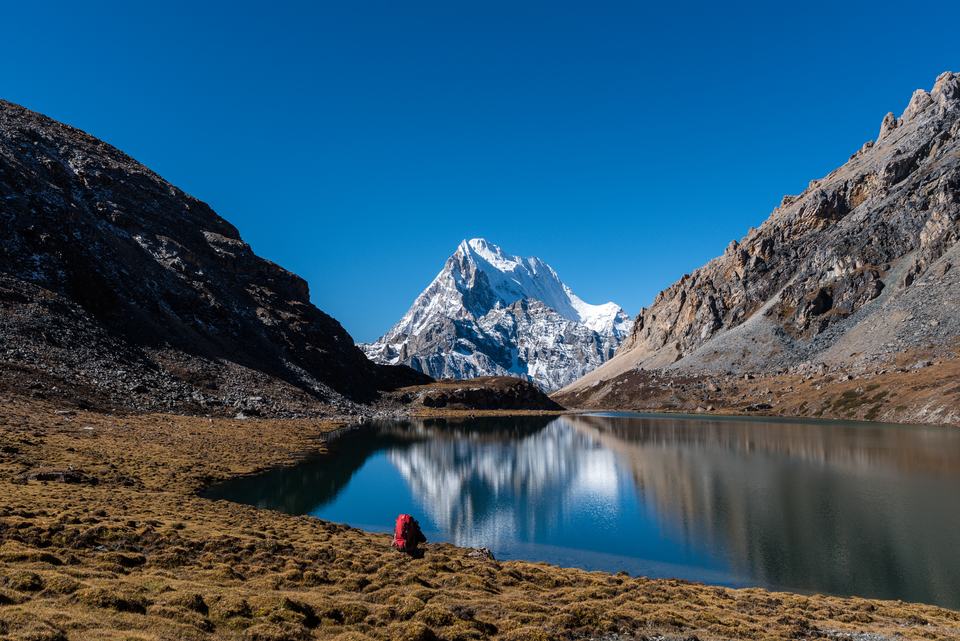 波拥措湖畔拍摄仙乃日倒影。