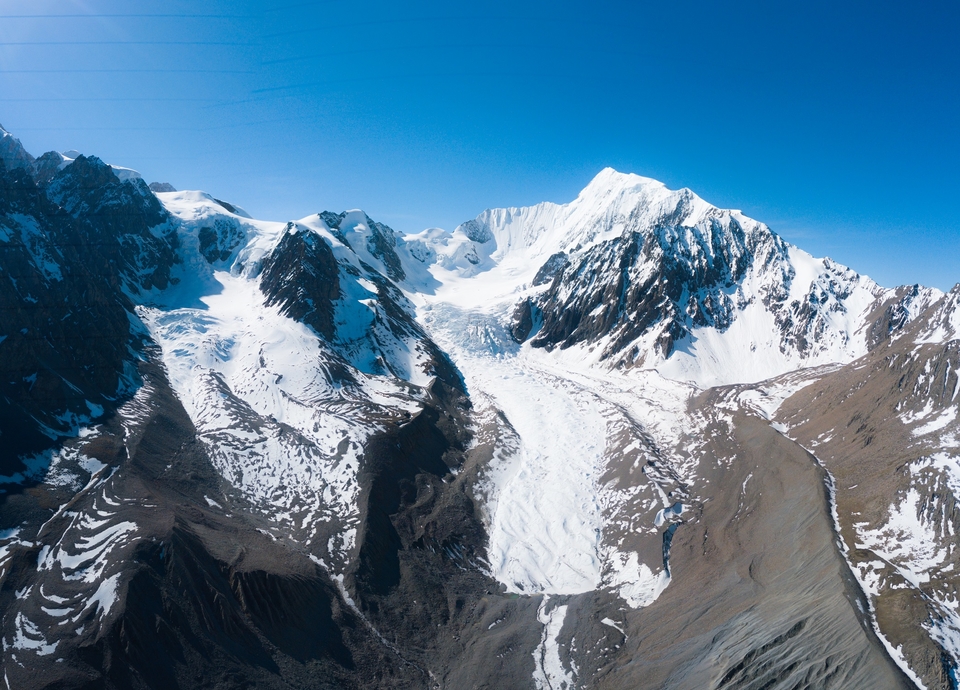 航拍勒多曼因雪山和冰川