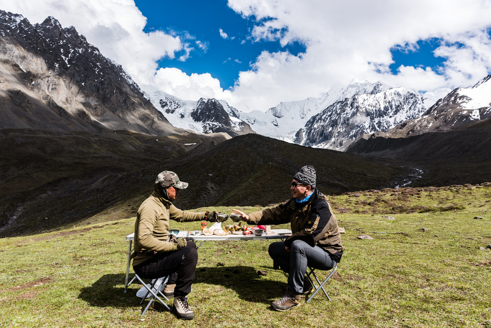 喝茶聊天，惬意的营地生活