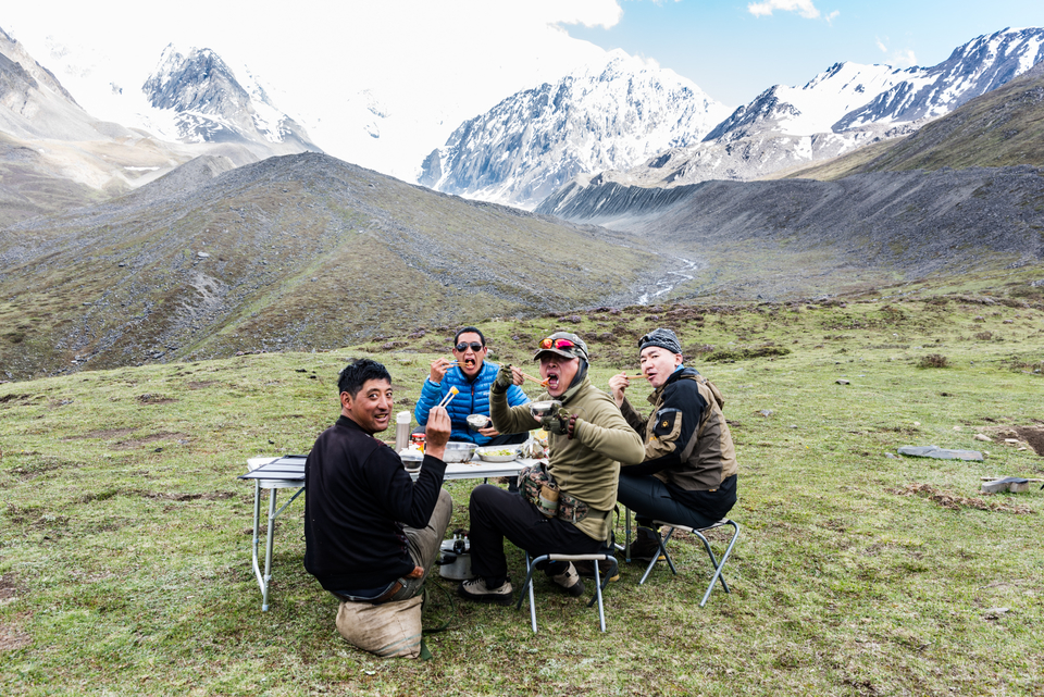 在营地大快朵颐