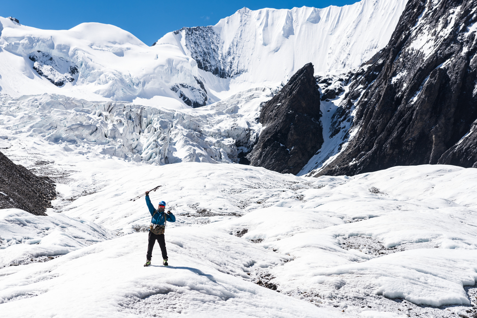 在冰川上留下帅气的身影
