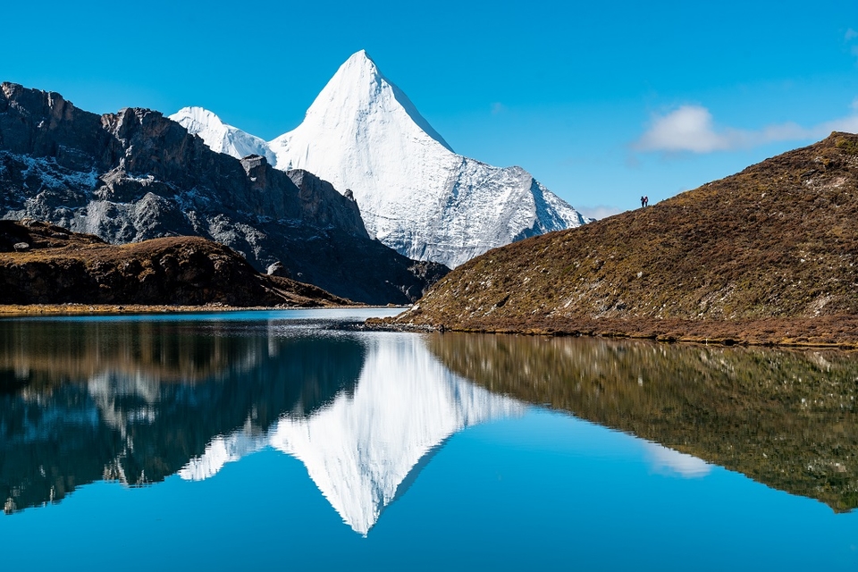 央迈勇神山倒影