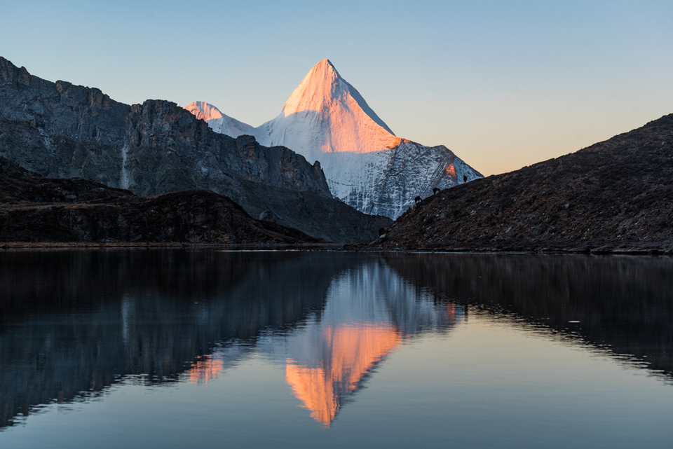 央曼勇日照金山倒影