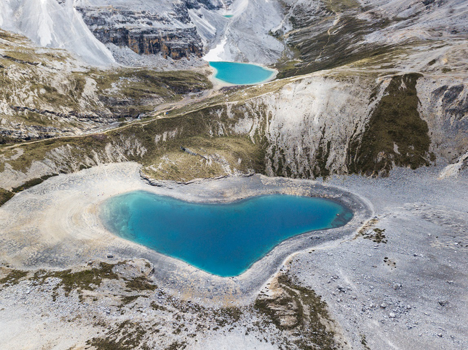 航拍五色海和牛奶海，出现了心形