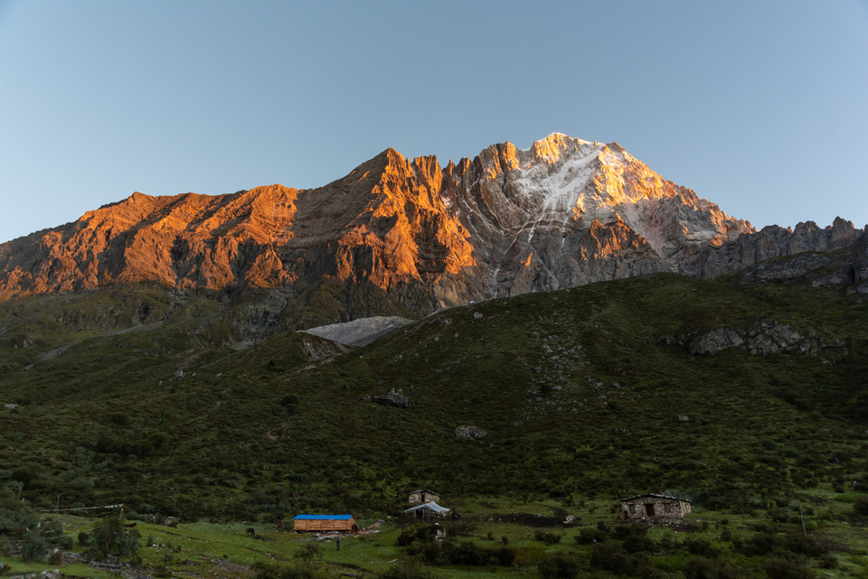 夏诺多吉日照金山