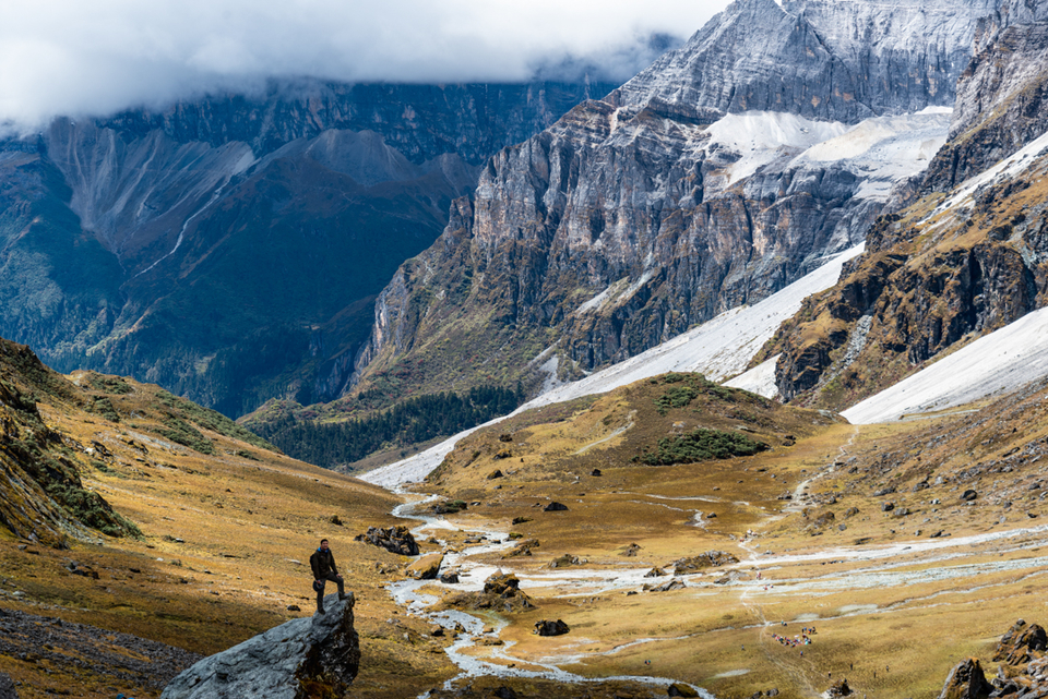 山谷的大石也是拍照的好地方