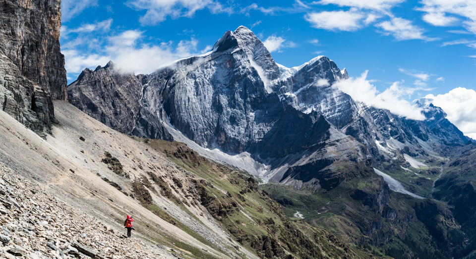 壮观的央曼勇神山