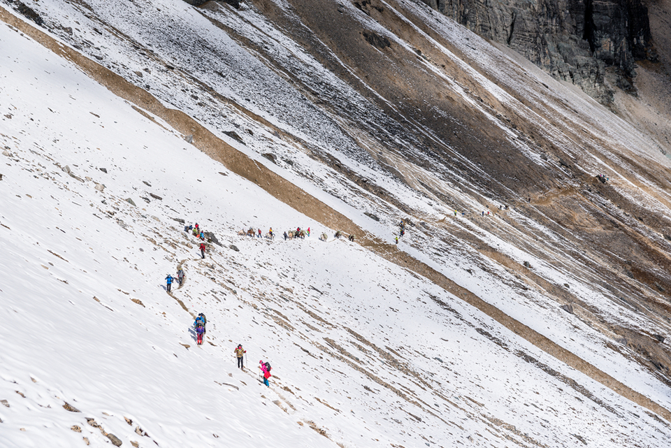 横切长长的碎石坡