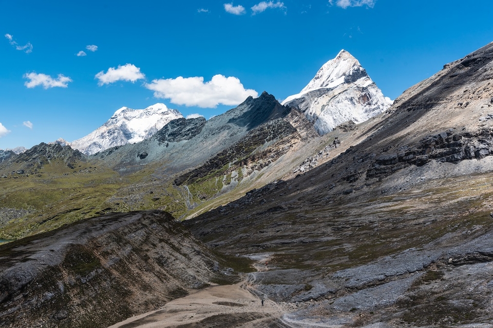 另一个角度的央曼勇神山