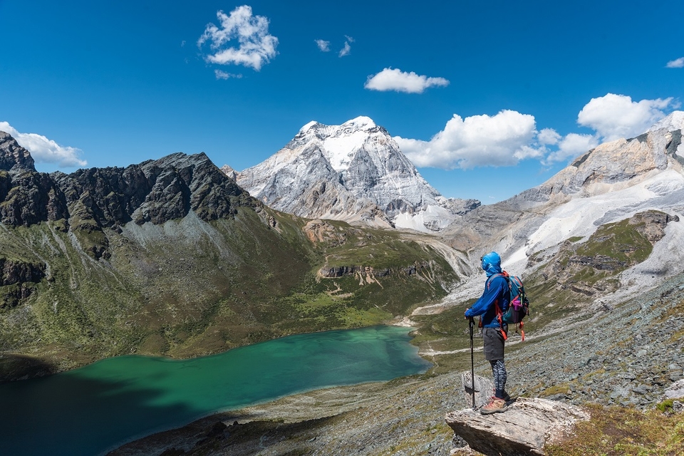 在碧绿的蛇湖和仙乃日神山前合个影