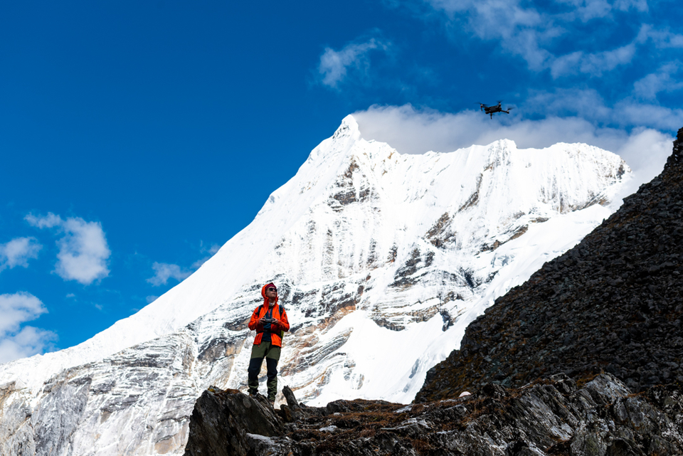 抓拍队员航拍中