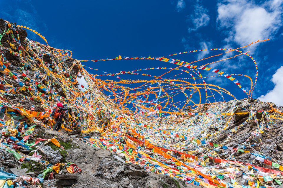 松洛垭口挂满了经幡