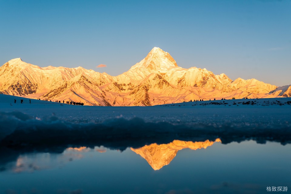 1 冷嘎措位于康定市贡嘎山乡玉龙西村，海拔4500米，是欣赏蜀山之王贡嘎雪山的日落金山倒影的最佳选择之一。