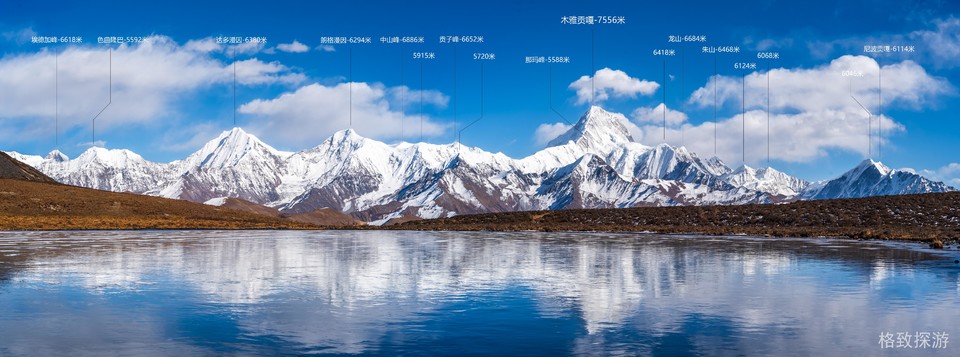 2 十二月，冷嘎措湖面结冰，贡嘎雪山群倒影在晶莹的冰面之上。