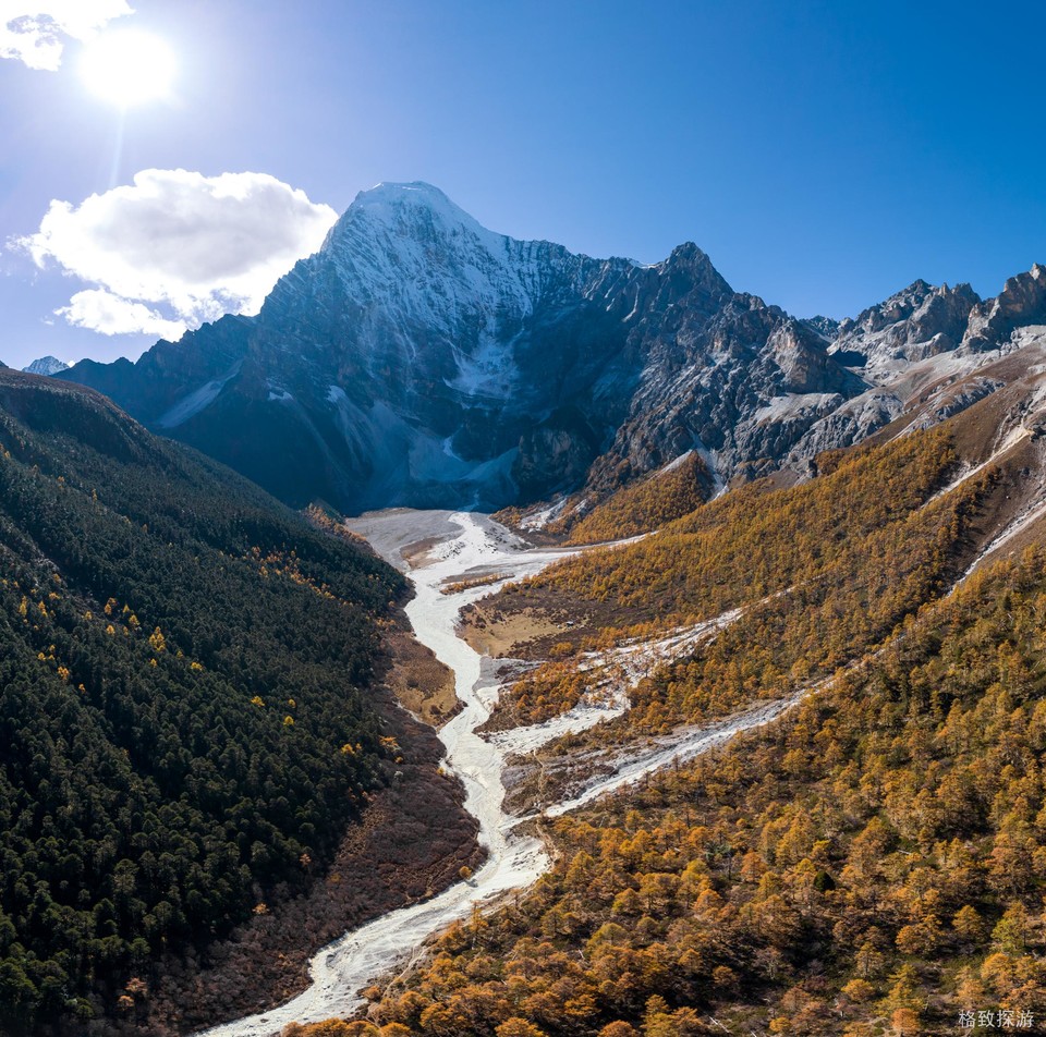 凉山州木里县境内的贡嘎扎则牛场航拍夏诺多吉东坡，摄影师@善友