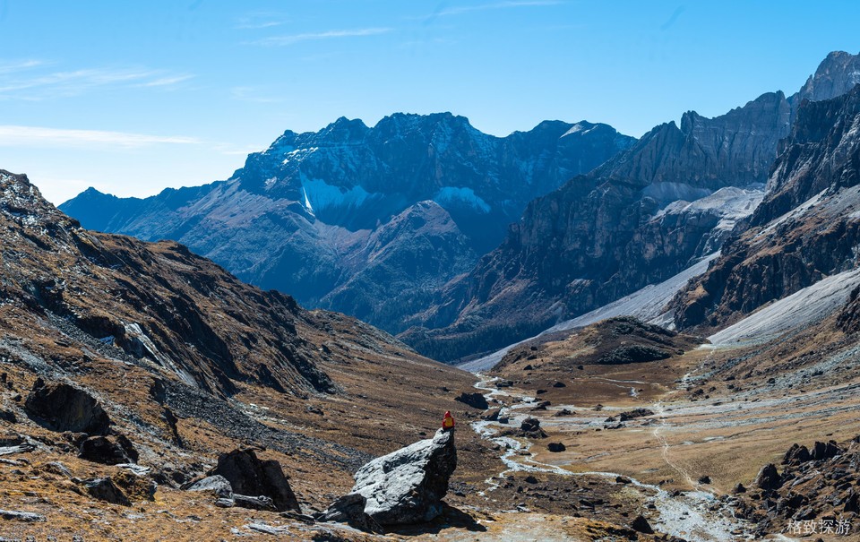 央迈勇南坡美丽的U型山谷
