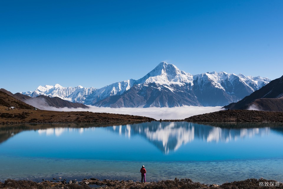 里索海拍摄贡嘎倒影和云海。