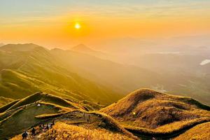 遇见山海   每周六/日【惠州金色大南山1天】 邂逅秋日金色大南山芒花季，徒步穿越迷人高山草甸